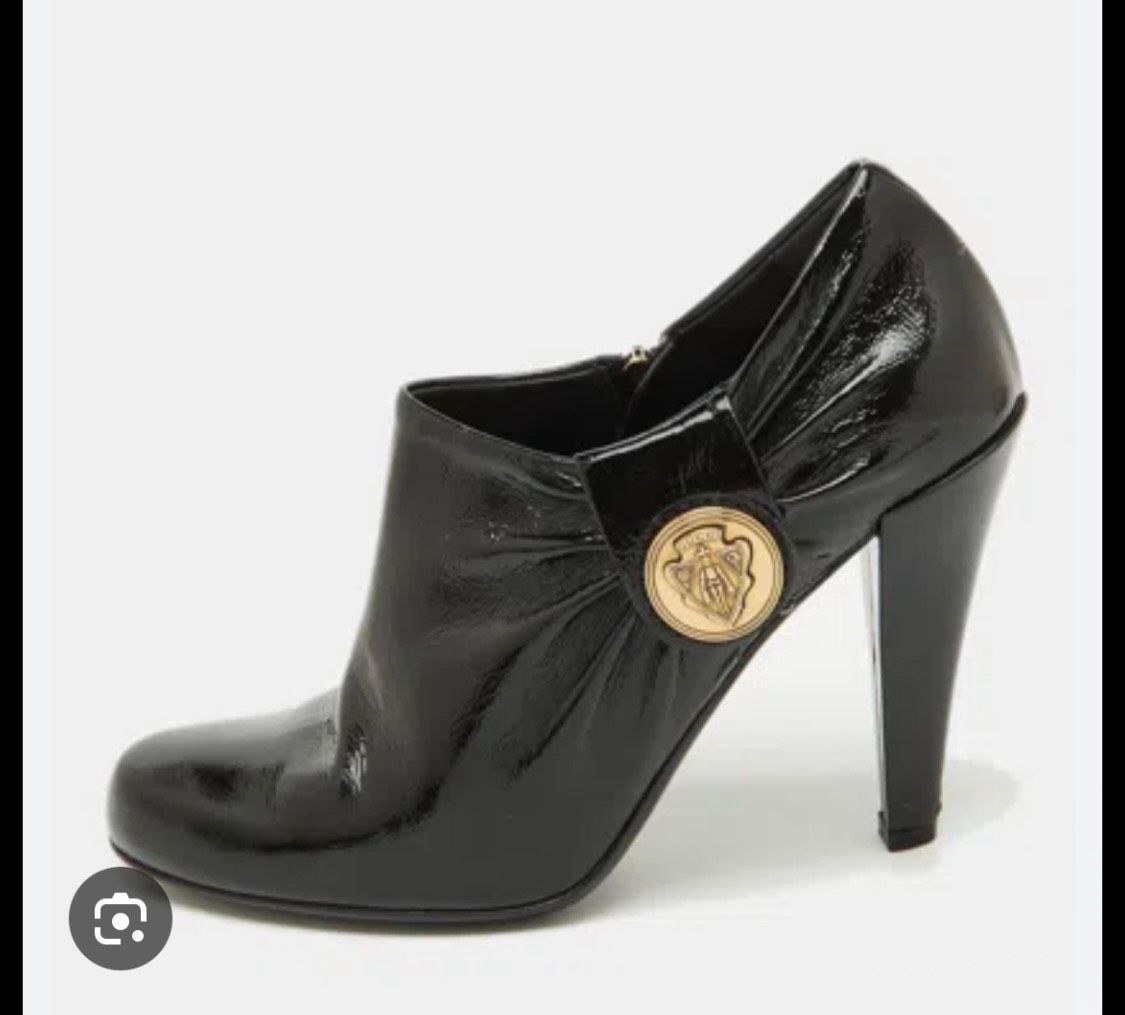 Gucci Hysteria Black Leather Heeled Bootie W/ Gold Crest Sz 11 W/ Box & Dust Bag
